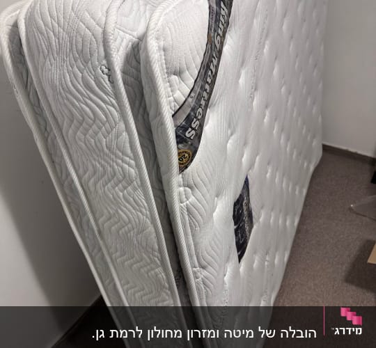 שני מזרנים לבנים עומדים על הרצפה